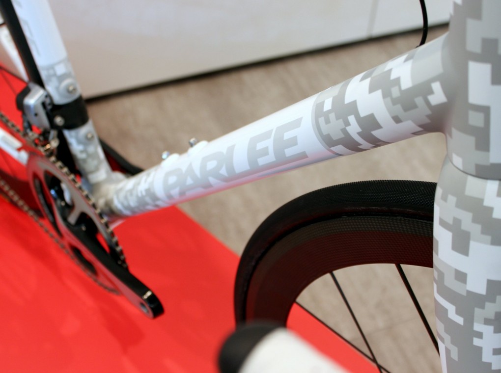 Das Z-Zero ist wie das Altum und ESX mit Personalisierungsmöglichkeit verfügbar. Hier sehen wir das Design "Arctic digital camouflage".