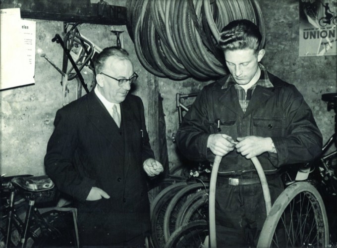 1972 begann Tacx mit der Herstellung von Rollenzylindern. Seit damals hat sich das Unternehmen zu einem der führenden Hersteller von Indoor-Trainern, Trinkflaschen und Montageständern entwickelt.