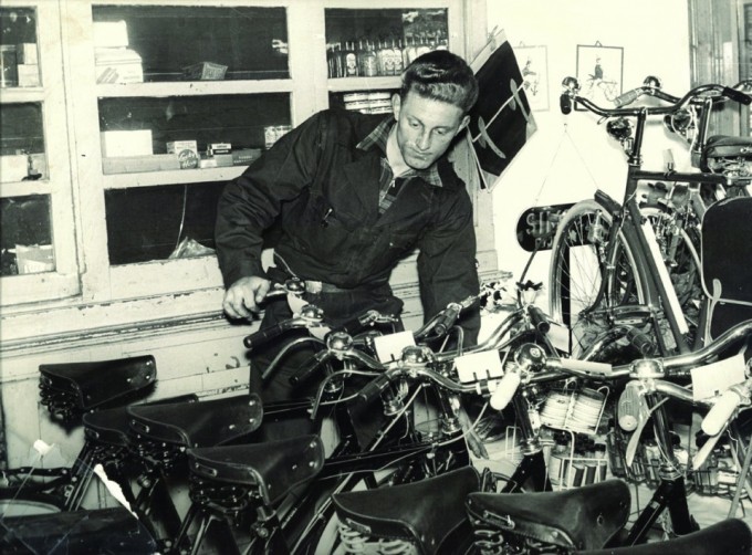 Das Unternehmen wurde im Jahre 1957 gegründet. Koos Tacx eröffnete damals ein Fahrradgeschäft in Wassenaar, einem Ort zwischen Amsterdam und Den Haag.