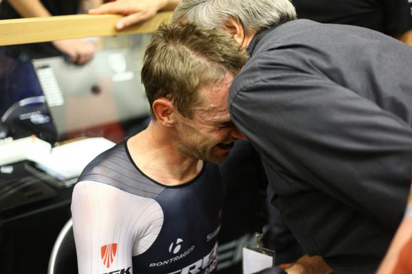 Jens Voigt und sein Vater nach Jensies Stundenweltrekord.