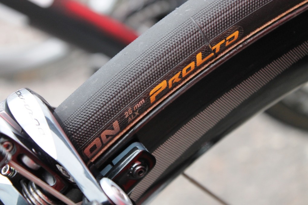 Cummings fährt auf 25mm Continental Competition Pro-Reifen.