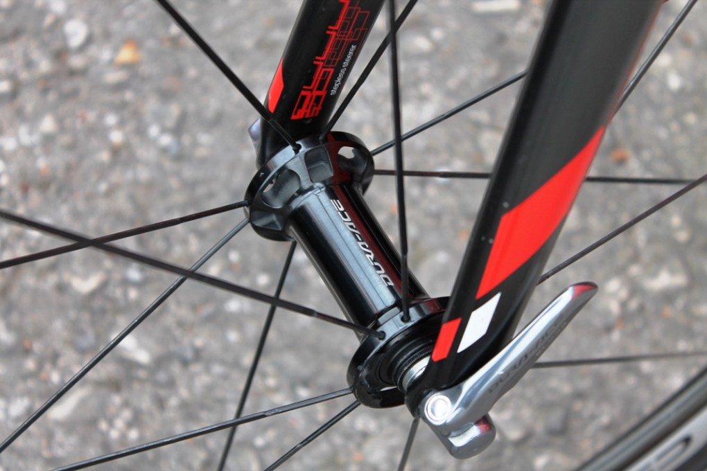 Das Bike ist mit einer Shimano Dura-Ace Di2-Gruppe und im Moment unseres Besuchs mit Shimano Dura-Ace C50-Laufrädern ausgestattet.