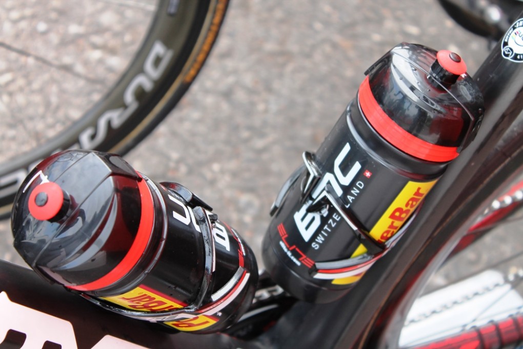 Zwei Flaschen - eine mit reinem Wasser, die andere mit Wasser plus Getränkepulver.