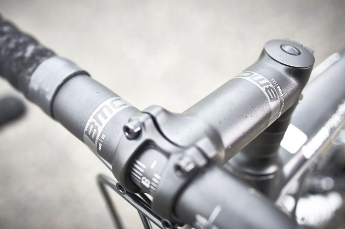 Mit 120mm Länge streckt der Vorbau den Oberkörper ein wenig mehr über das Vorderrad und verleiht ihm so mehr Gewicht. Alle Anbauteile stammen aus dem BMC-Sortiment.