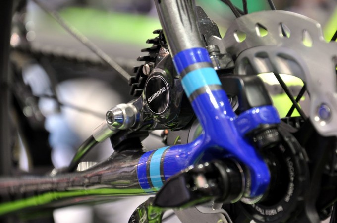 An unserem Testrad waren noch Vorserien-Bremsen mit mechanischen Zügen montiert. Auf der Eurobike konnten wir aber das Serienrad mit der endgültigen Hydraulikbremse Shimano BR-R685 sichten.