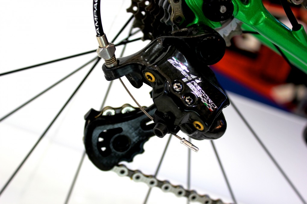 Das Carbon-Spitzenmodell von Caterham ist mit einer elektronischen Campagnolo Super Record-Gruppe ausgestattet. Das Fairspear darf sich über die mechanische Version freuen.