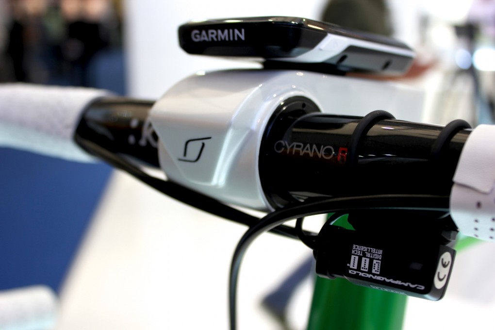 Nachdem der ursprünglich geplante Vorbau nicht mit dem Garmin Edge 1000 Radcomputer kompatibel war, entschloss sich Caterham kurzerhand selbst einen Vorbau zu entwickeln.