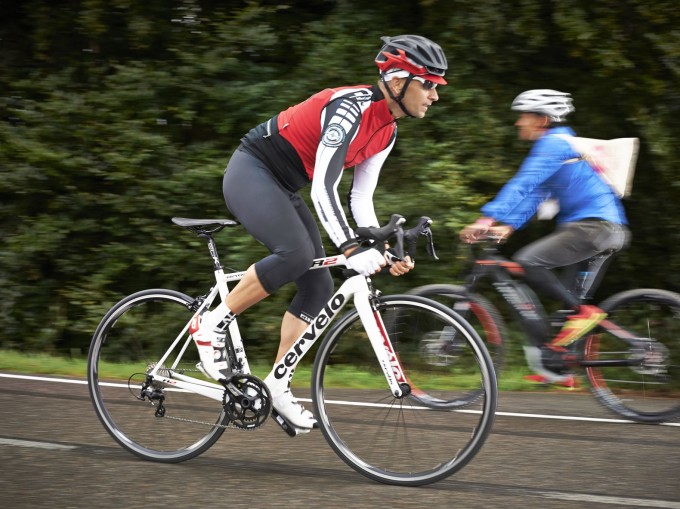 Gute Beschleunigung in der Ebene, mäßigere im Anstieg. Dafür kann der Rahmen nichts, die preiswerten Systemlaufräder rauben das Temperament.