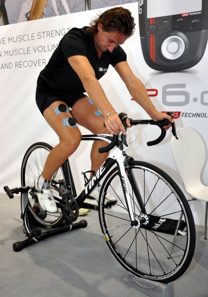 Wird das EMS-Gerät während des Radtrainings eingesetzt, verstärkt sich die Intensität des Trainings - das spart Zeit. Über das Compex-Webportal lassen sich Trainingsprogramme zusammenstellen und Statistiken einsehen.