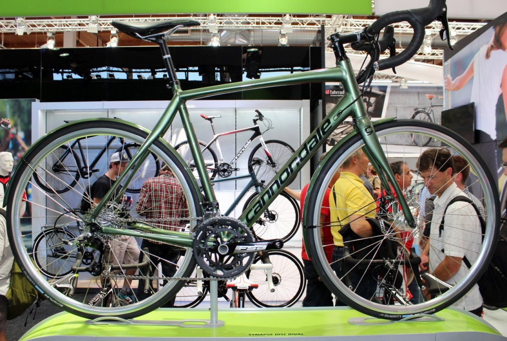 Auf der Eurobike konnten wir auch das CannondaleAuf der Eurobike konnten wir auch das Cannondale Synapse Disc Rival aus Alu sehen.