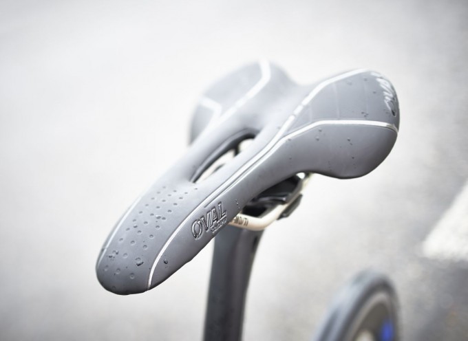 Der Ovel 700 Sattel ist ein recht preisgünstiges Modell auf Cromoly-Rails (mit Titan-Finish), einer leichten Polsterung und 224g Endgewicht.