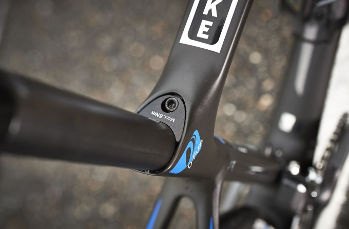 Die Sattelstützenklemme ist integriert und von oben zugänglich. Sicher gibt es schickere und auch praktischere Lösungen.