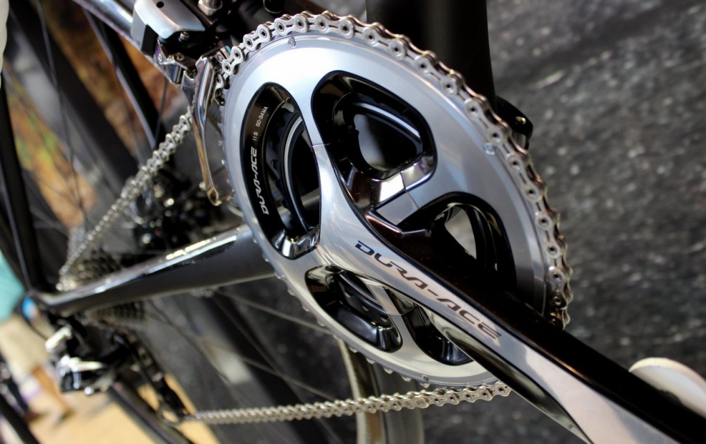 Das Topmodell Defy Advanced SL 0 kommt mit einer Shimano R785 hydraulischen Scheibenbremse und Zipp 202 Firecast Disc-Laufradset.