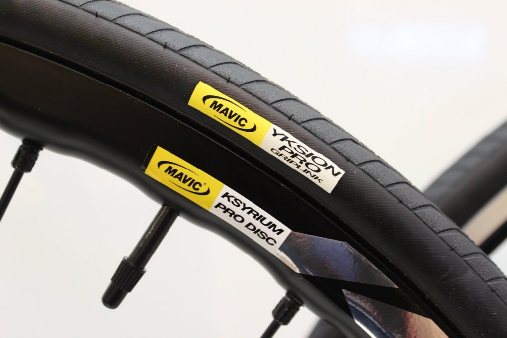 Das Ksyrium Pro Disc-Laufradset wiegt laut Mavic nur 1.535g. Zusammen mit den 25mm Yksion Pro Rädern kommt man also auf 2.115g Gesamtgewicht.