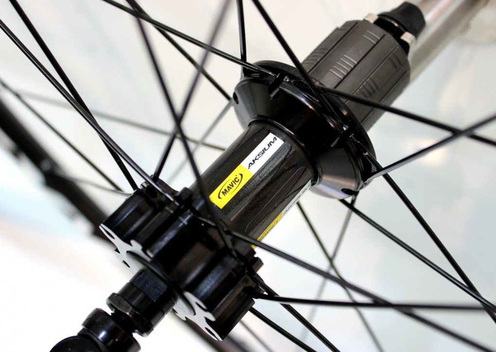 Das Aksium One-Laufradset soll 1.965g wiegen.