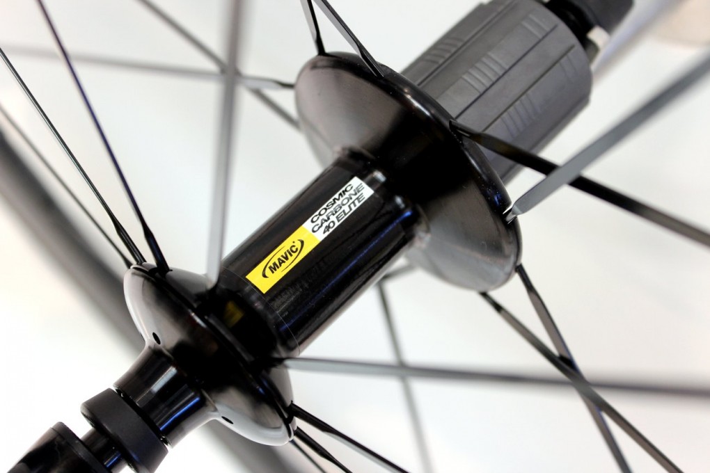 Das Cosmic Carbone 40 Elite kommt mit Alu-Naben um den Preis etwas zu drücken.