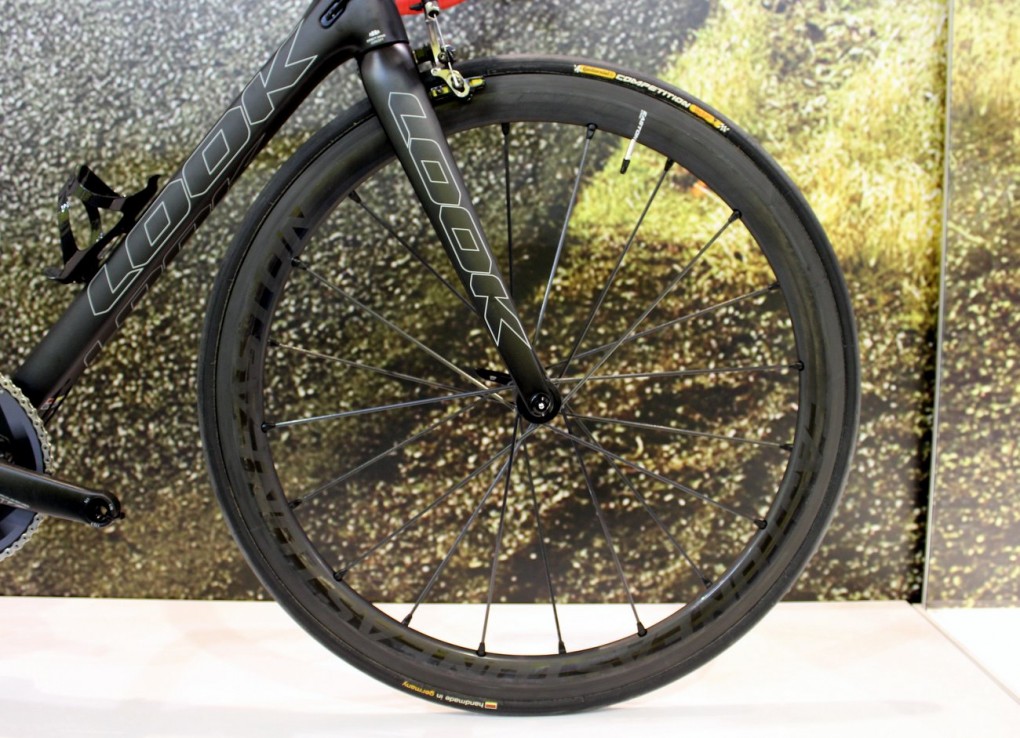 Die amerikanische Firma Easton hat ein neues Flaggschiff für 2015 vorgestellt. Der E100. Der E100 ist mit 1.050g das leichteste Laufradset von Easton.