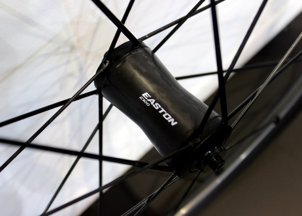 Der E100 besteht komplett aus Carbon. Die Felge, die Speichen und die Nabe - alles aus Carbon.