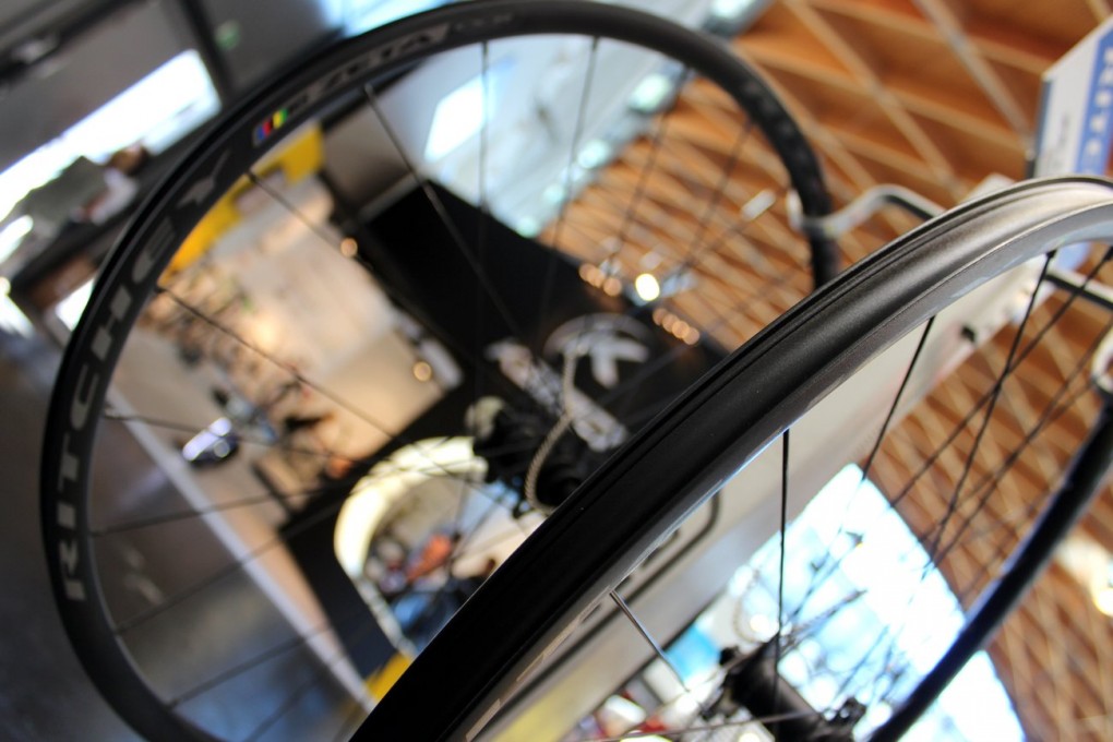 Die Tubeless-Kompatible Felge folgt mit 20mm dem Trend immer breiter werdender Laufräder. Das Laufradset wiegt 1.560g.