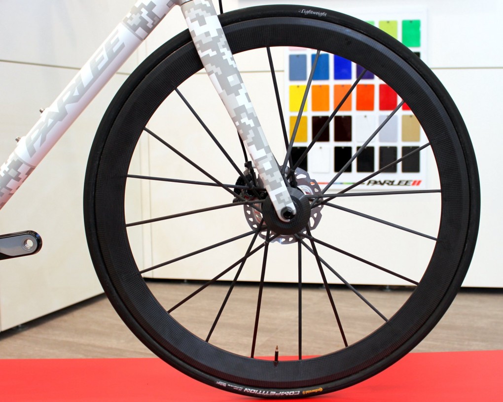 Der Carbon-Spezialist Lightweight steigt natürlich auch in den Disc-Markt ein. Dieses Disc-Laufradset haben wir an einem Parlee Z-Zero entdeckt.