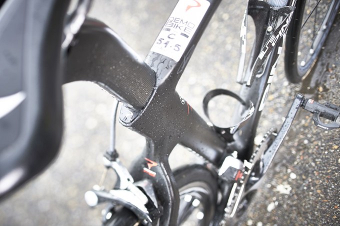 Die Sattelstütze ist aus dem gleichen Torayca-Gewebe gefertigt wie auch der Rahmen und die Stütze. Im Inneren befindet sich die Aufnahme für Akkupacks von Shimano und Campagnolo.
