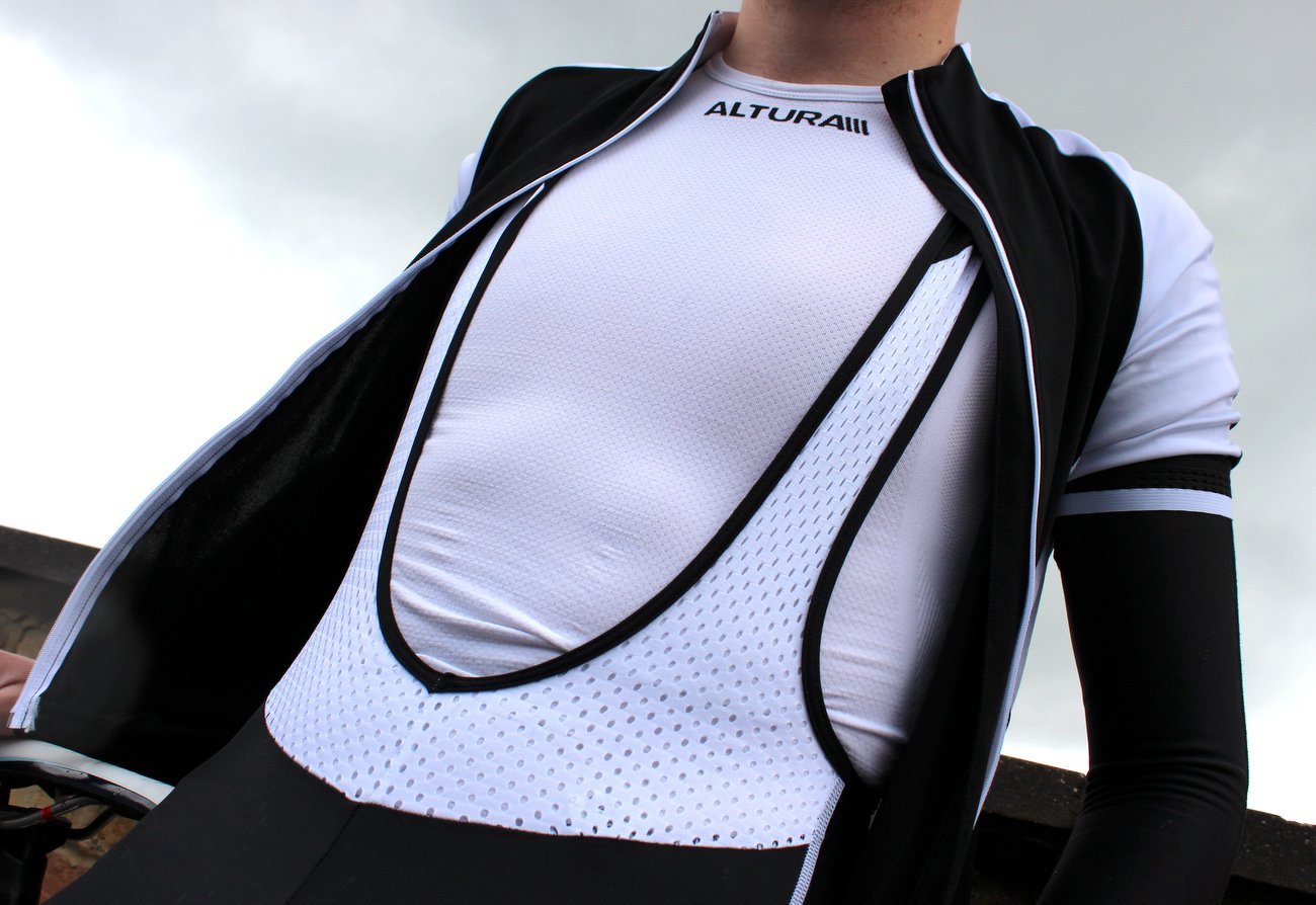 Radhose mit Mesh-Trägern um die Belüftung zu sichern.