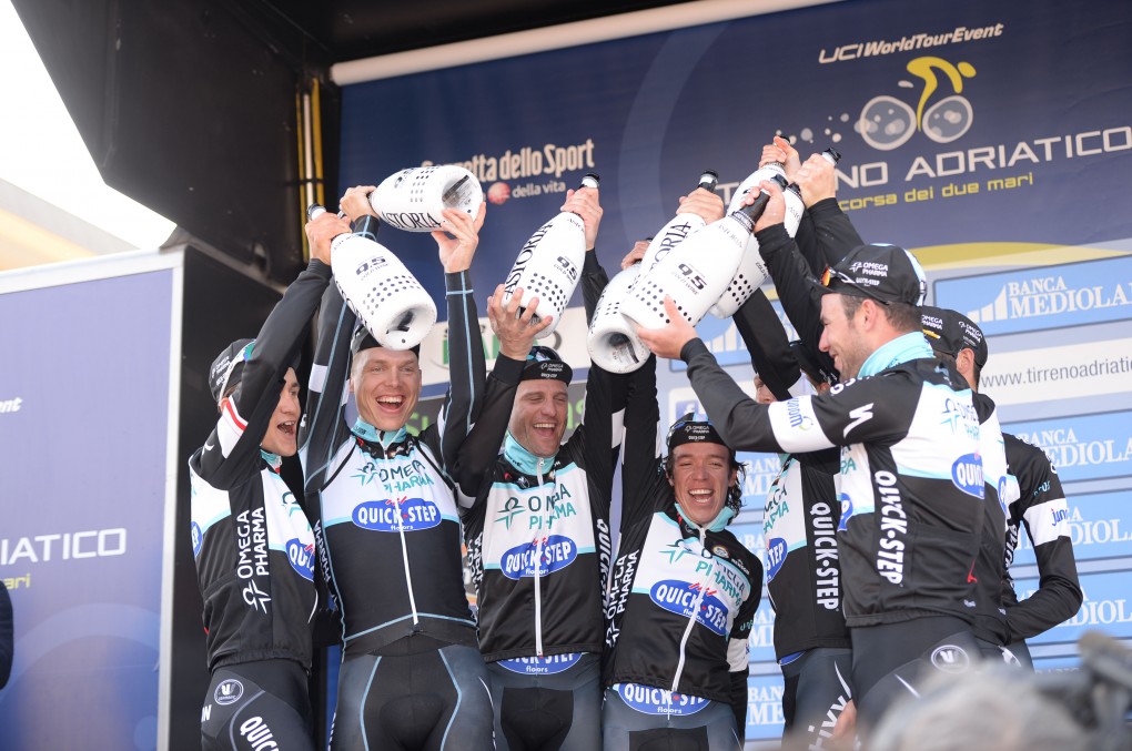 Das Team Omega Pharma-Quickstep mit Renshaw. (Foto: Sirotti)
