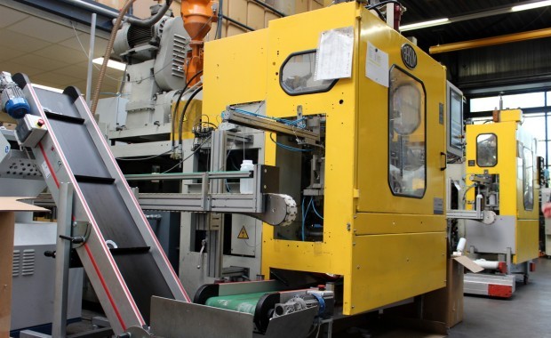 Tacx produziert vier Millionen Trinkflaschen pro Jahr. Während unseres Besuchs stellt die Maschine 361 Flaschen in der Stunde her.