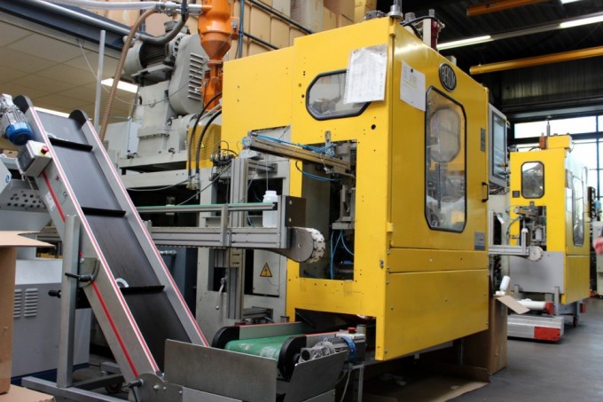 Tacx stellt mit zwei Maschinen Jahr für Jahr rund vier Millionen Trinkflaschen her. Die hier Abgebildete schafft in einer Stunde bis zu 361 Flaschen.