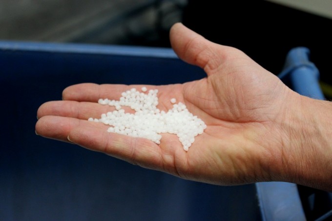 Der Kunststoff wird in Form von kleinen Kügelchen in die Spritzguss-Maschine eingefüllt. Anschließend werden sie erhitzt, geschmolzen, in Form gebracht und runtergekühlt.