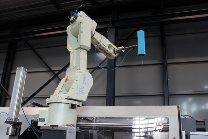 Dieser Roboter entfernt gerade einen blauen Rollenzylinder, der später in einem Tacx-Galaxia-Heimtrainer verbaut wird.