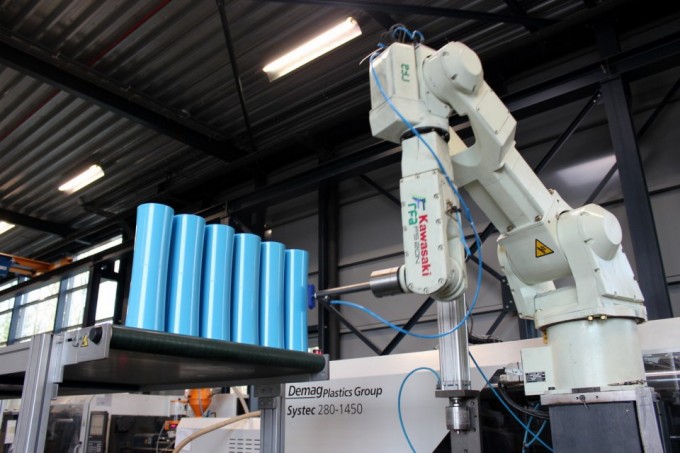 Hier entfernt der Roboter Kunststoffreste von den Rollenzylindern. Erst wenn alle Rückstände beseitigt sind kann es mit dem nächsten Schritt der Produktion weitergehen.