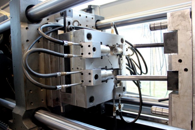 Jede Maschine kann eine bestimmte Anzahl an Teilen fertigen. Wieviele es tatsächlich sind hängt von der Größe der Teile, dem benötigten Druck und der Maschinengröße ab. Tacx's größte Spritzguss-Maschine kann einen Druck von bis zu 1,450 Tonnen generieren.