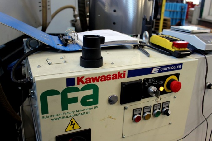 Viele Maschinen in der Fabrik laufen 24 Stunden am Tag und an sieben Tagen in der Woche.