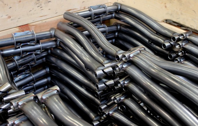 An anderer Stelle werden die Rahmen bemalt und gehen dann zurück in die Produktion.