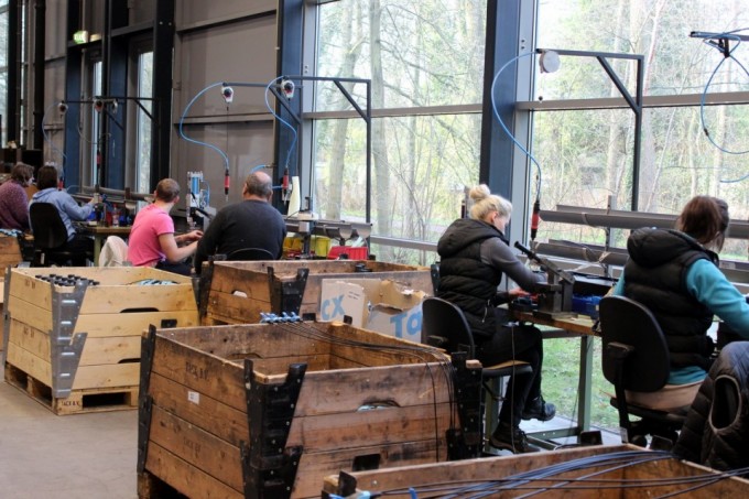 Die Mitarbeiter an der Produktionsstraße sind ein eingepsieltes Team. An welchem Heimtrainer sie arbeiten kann sich stündlich ändern.