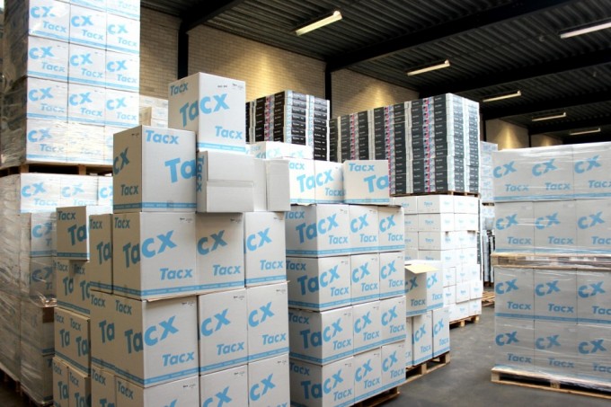 Das Lager ist bis unter die Decke voll mit Kartons. Fertige Produkte warten hier darauf in die ganze Welt verschickt zu werden. Die Empfänger sind Vertreter, Händler und Endkunden in 54 verschiedenen Ländern.