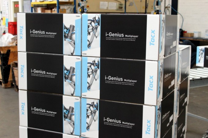 Der i-Genius ist das Top Produkt von Tacx. Er ist ein virtueller Heimtrainer der dem Kunden ein sehr realistisches Trainingsgefühl vermitteln soll.