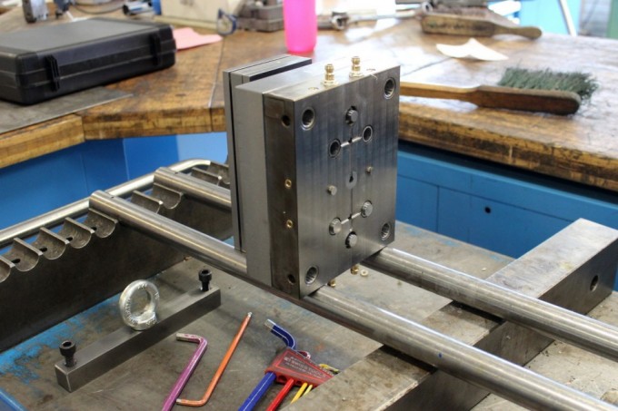 Um Kunststoffteile, die für jedes Produkt benötigt werden, herzustellen setzt das Unternehmen Spritzguss-Maschinen ein. Doch noch bevor diese zum Einsatz kommen, stellt Tacx seine eigenen Gussformen her.