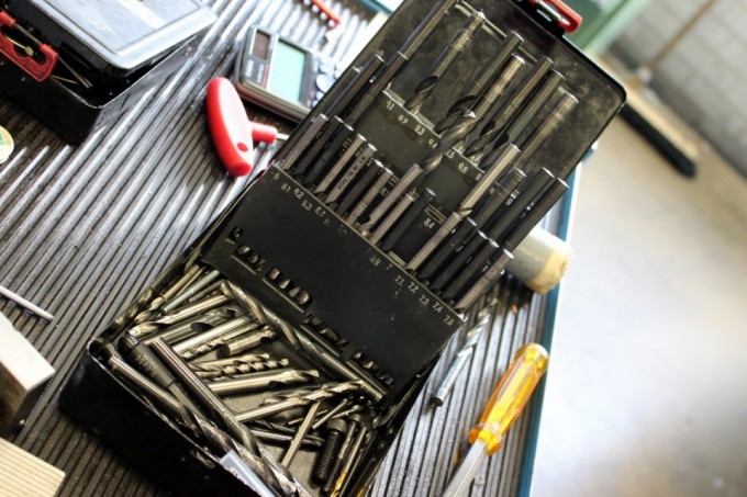 Drei Maschinen sind im Einsatz um das Metall aus den Stahlblöcken zu schneiden. Weniger aufwändige Gussformen werden mit einer herkömmlichen Fräsmaschine gefertigt.