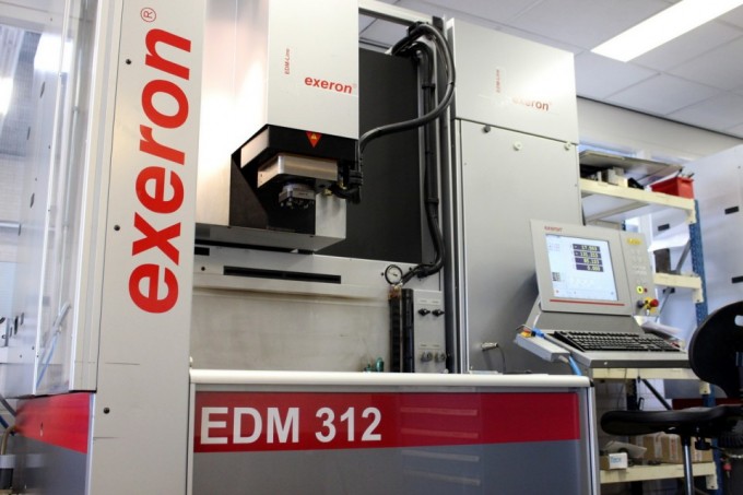 Diese digitale Elektrodenmaschine entfernt mit Hilfe von Elektrizität Metall aus Gussformen und arbeitet mit einer Genauigkeit von 0,01 mm.