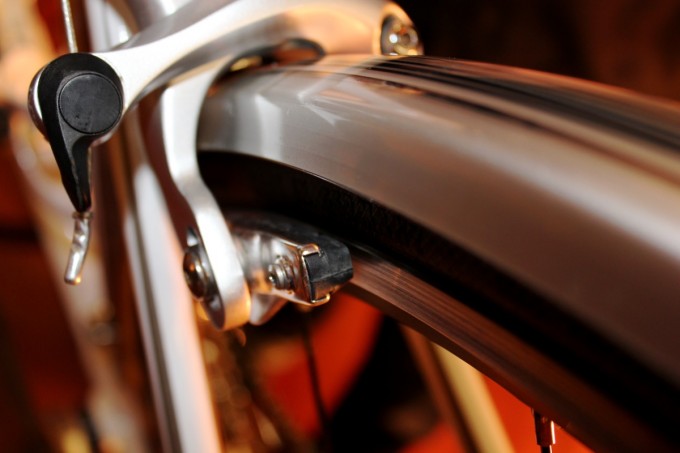 Überprüfe regelmäßig die Felgen und sorge dafür das du keine abgenutzten Beläge drauf hast. So bist du am sichersten unterwegs.