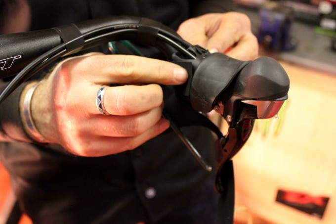 Die Klammern der Bremshebel kann man mit einem kürzeren Streifen Tape abdecken.