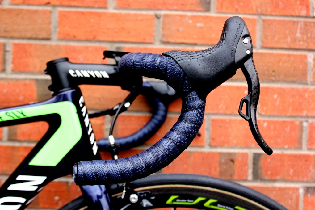 Nicht jeder Profi ist von einer elektronischen Schaltung überzeugt. Quintana aber schon. Er fährt mit einer Campagnolo Super Record EPS-Gruppe.