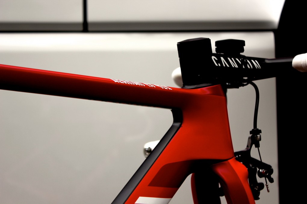 Das Aeroad befindet sich seit 2011 in Canyons Modell-Palette. Der größte Unterschied zwischen dem aktuellen Modell und seinem Vorgänger sind die Rohr-Profile. Die Rohre sind nun kantiger. Das sieht man vor allem beim etwas flacheren Oberrohr und dem kantigen Unterrohr. Der ein oder andere Einfluss vom Canyon Speedmax Zeitfahrbike ist auch bemerkbar.