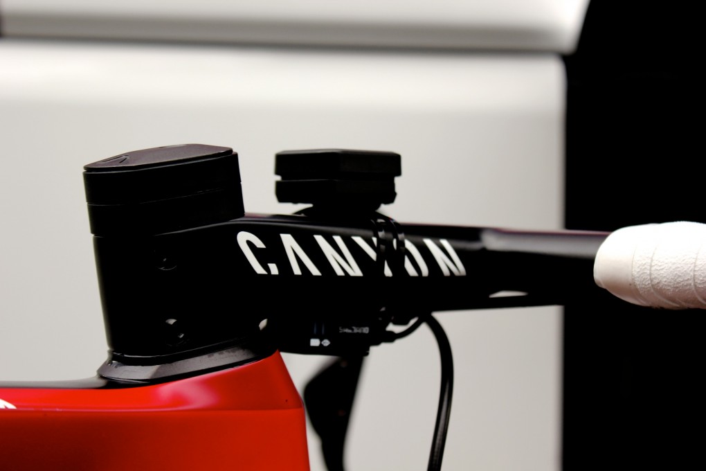 Lenker und Vorbau sind aus einem Stück und sind aerodynamisch optimiert mit dem Steuersatz verbunden.