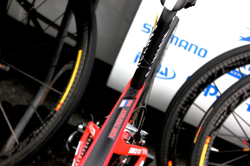 Um die Aerodynamik zu verbessern finden wir eine integrierte Sattelklemme. Die Bezeichnung SLX wird von Canyon relativ häufig verwendet. Sie steht im Endeffekt dafür, dass der SLX-Rahmen nochmal etwas leichter ist als die normale Rahmenausführung.