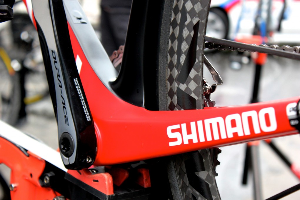 Das Aeroad SLX Sattelrohr-Design unterscheidet sich auch deutlich vom Vorgänger. Das Sattelrohr wurde aerodynamisch dem hinteren Reifen angepasst. Das überdimensionierte Tretlager verspricht mehr Leistungs-Transfer.