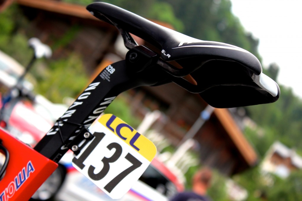 Auch die Sattelstütze wurde aerodynamisch optimiert und kommt somit passend zum Ober- und Unterrohr zum Einsatz. Trofimov startete mit der Nummer 137 in das Criterium du Dauphine und konnte die vierte Etappe gewinnen.