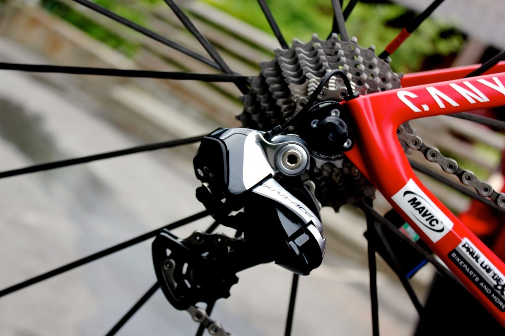 Trofimovs Rennmaschine bekam eine spezielle Katusha Team-Lackierung verpasst und ist mit einer Shimano Dura-Ace Di2-Gruppe, sowie Mavic Cosmic-Laufrädern ausgestattet.